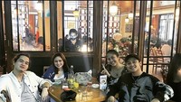 Artis bernama lengkap Abdul Qodir Jaelani itu juga sempat double date dengan temannya, Bastian Steel di salah satu restoran nih. Foto: Instagram @duljaelani