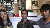 Penulis lagu itu juga sempat menghabiskan waktu bersama keluarganya dengan nongkrong di Ralph’s Coffee. Terlihat ia memesan secangkir teh dan croissant. Foto: Instagram @duljaelani