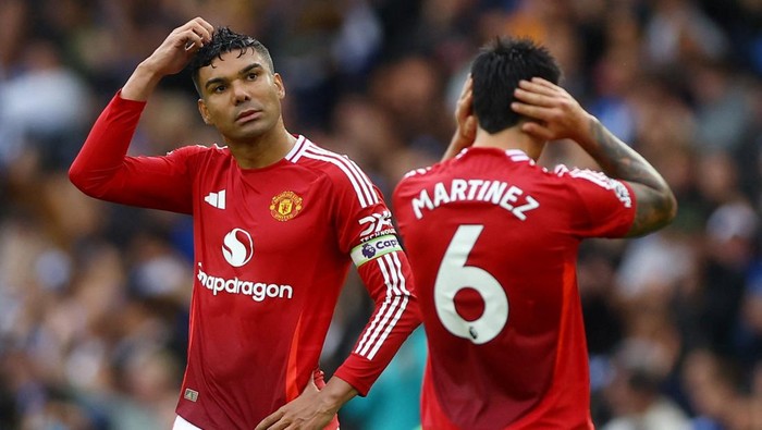 Soccer Football - Premier League - Brighton & Hove Albion v Manchester United - The American Express Community Stadium, Brighton, Britain - August 24, 2024 Manchester Uniteds Casemiro looks dejected after the match Action Images via Reuters/Matthew Childs EDITORIAL USE ONLY. NO USE WITH UNAUTHORIZED AUDIO, VIDEO, DATA, FIXTURE LISTS, CLUB/LEAGUE LOGOS OR LIVE SERVICES. ONLINE IN-MATCH USE LIMITED TO 120 IMAGES, NO VIDEO EMULATION. NO USE IN BETTING, GAMES OR SINGLE CLUB/LEAGUE/PLAYER PUBLICATIONS. PLEASE CONTACT YOUR ACCOUNT REPRESENTATIVE FOR FURTHER DETAILS..