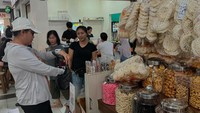 Tak cukup sampai itu, ia juga membeli kerupuk dan rengginan di pasar Fresh Market Bintaro. “Tidak lupa beli kerupuk dan rengginang,” tulisnya. Foto: Instagram @smindrawati