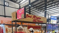Hermin, pemilik kios nasi pecel bercerita awalnya ia tak sadar ketika kiosnya didatangi Sri Mulyani. Pasalnya Sri Mulyani datang tanpa pengawalan ketat. Foto: Instagram @smindrawati