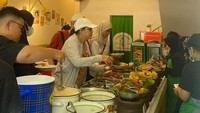 Pertama, Sri Mulyani mampir ke warung nasi yang sedang viral. Ia mencicipi seporsi nasi dan sayur lodeh dengan harga mulai Rp 10.000-an. Foto: Instagram @smindrawati