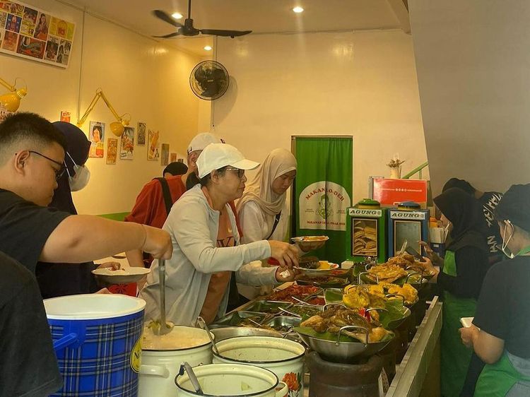 Sri Mulyani Kulineran di Bintaro, Jajan Nasi Pecel dan Sayur Lodeh