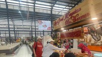 Mengenal sosoknya, wanita kelahiran Lampung ini dikenal sederhana. Ia bahkan tak gengsi kala kulineran di warung kaki lima. Foto: Instagram @smindrawati