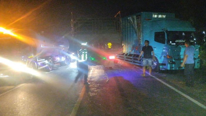 Suasana Jalan Lintas Palembang-Jambi usai kecelakaan truk lawan truk di Banyuasin.