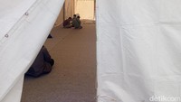 Acara konser WJF 2024 yang berlangsung di Lapangan Saparua Bandung dilengkapi fasilitas ibadah. Ada tenda yang bisa digunakan pengunjung untuk salat.
