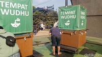 Tenda juga terlihat sudah digunakan oleh pengunjung untuk menunaikan ibadah salat Ashar.