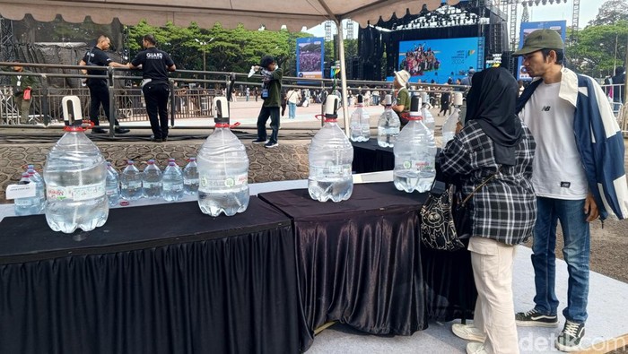 Tempat pengisian air minum dari Lembaga Minerale di lokasi konser WJF 2024.