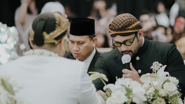 Potret Tora Sudiro Jadi Wali Nikah, Diminta Tahan Canda