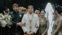 Tora Sudiro saat mengantarkan Muhammad Ivan Lubis menuju meja akad nikah. Ia diminta tahan canda. (Foto: dok Instagram)
