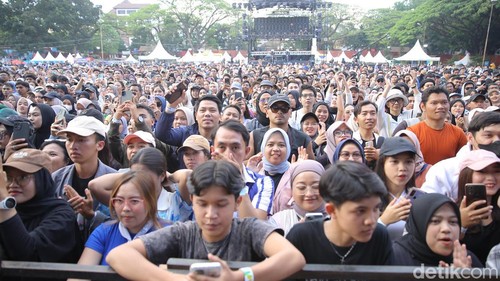 Ribuan penonton berdatangan ke Lapangan Saparua, Kota Bandung uituk mengikuti konser West Java Festival (WJF) 2024. Gelaran konser ini merupakan puncak acara dari rangkaian perayaan hari jadi Jawa Barat ke-79.