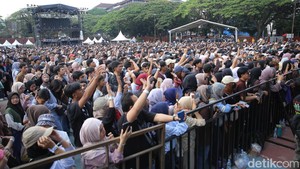 Pantauan di lapangan, meskipun terik matahari dirasakan masuk ke dalam pori kulit tak membuat penonton menjadi lesu. Justru, mereka sengaja datang terlebih dahulu untuk menduduki depan lapangan.
