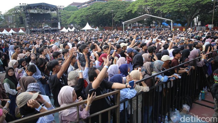 Ribuan penonton berdatangan ke Lapangan Saparua, Kota Bandung uituk mengikuti konser West Java Festival (WJF) 2024. Gelaran konser ini merupakan puncak acara dari rangkaian perayaan hari jadi Jawa Barat ke-79.