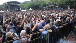 Tumpah Ruah Penonton Ramaikan Konser WJF 2024 Tumpah Ruah Penonton Ramaikan Konser WJF 2024