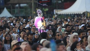 Dalam konser musik yang bakal dilangsungkan, ada Kuburan Band, Nidji, Yovie and Nuno, Project Pop, Tiara Andini, dan Wali yang siap tampil di hari Minggu ini.
