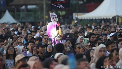 Ribuan penonton berdatangan ke Lapangan Saparua, Kota Bandung uituk mengikuti konser West Java Festival (WJF) 2024. Gelaran konser ini merupakan puncak acara dari rangkaian perayaan hari jadi Jawa Barat ke-79.