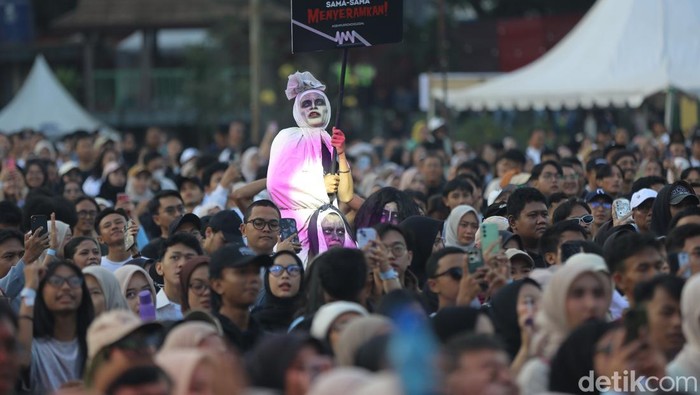 Ribuan penonton berdatangan ke Lapangan Saparua, Kota Bandung uituk mengikuti konser West Java Festival (WJF) 2024. Gelaran konser ini merupakan puncak acara dari rangkaian perayaan hari jadi Jawa Barat ke-79.