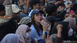 Tumpah Ruah Penonton Ramaikan Konser WJF 2024 Tumpah Ruah Penonton Ramaikan Konser WJF 2024
