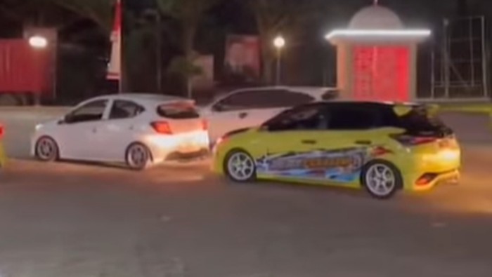 Viral di media sosial rombongan komunitas mobil geber knalpot brong di halaman Masjid Agung Jeneponto.