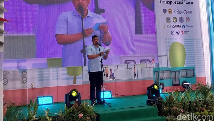 Bobby memberikan sambutan saat acara Groundbreaking Halte Percontohan BRT BS13 Lapangan Merdeka.