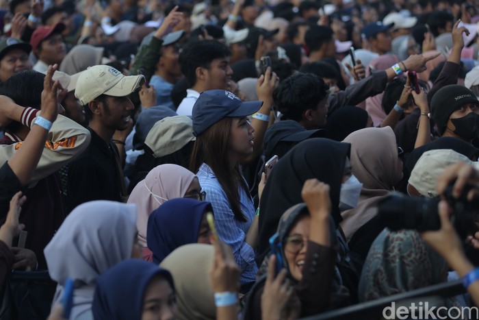 Potret keramaian konser musik West Java Festival 2024 di GOR Saparua, Bandung, Minggu (25/8/2024).