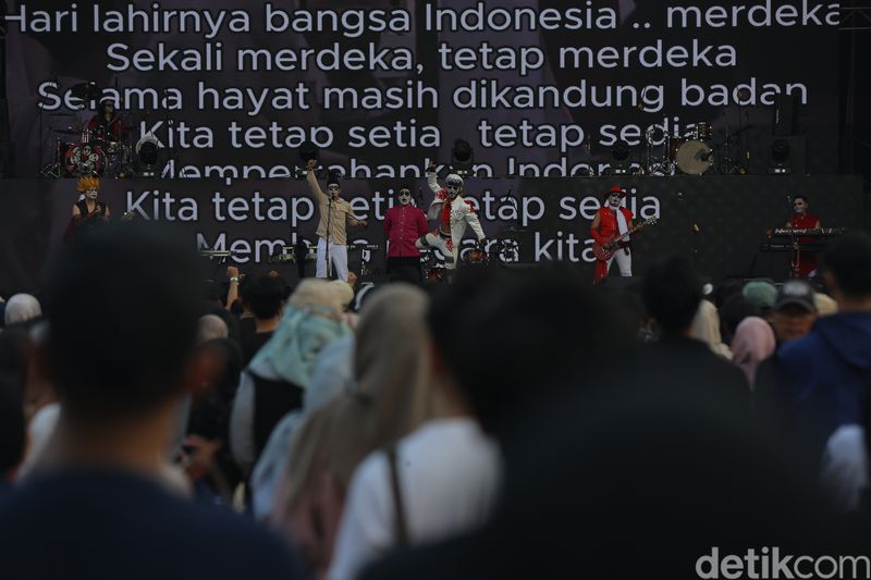 Potret keramaian konser musik West Java Festival 2024 di GOR Saparua, Bandung, Minggu (25/8/2024).