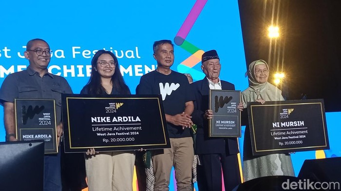 Nike Ardilla dan Ni Mursih diberikan lifetime achievement di panggung musik West Java Festival 2024, GOR Saparua, Bandung, Minggu (25/8/2024). Gubernur Jabar mengajak apresiasi musik asli Sunda.