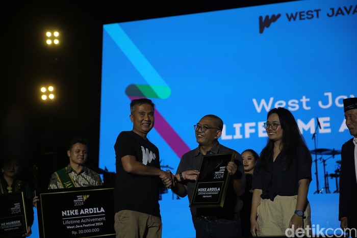 Penyerahan lifetime achievement di West Java Festival 2024, GOR Saparua, Bandung, Minggu (25/8/2024).