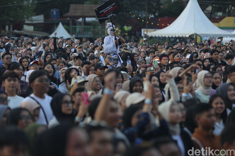 Potret keramaian konser musik West Java Festival 2024 di GOR Saparua, Bandung, Minggu (25/8/2024).