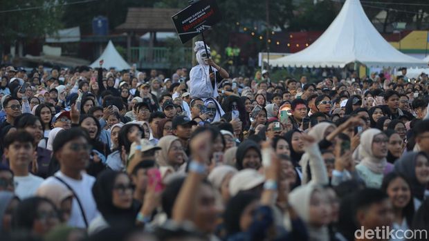 Potret keramaian konser musik West Java Festival 2024 di GOR Saparua, Bandung, Minggu (25/8/2024).