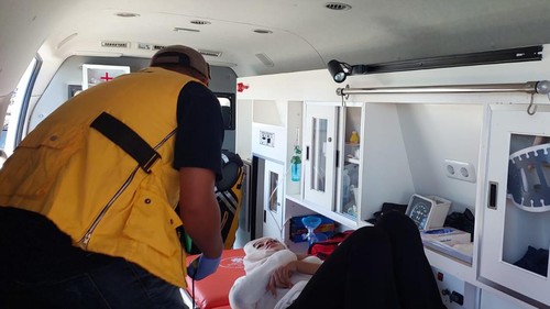 Wisatawan asal Makassar, Andi Rahmi Ainun Kirana, yang mengalami serangan jantung saat trekking di Pulau Padar, TN Komodo, Manggarai Barat, dievakuasi ke RS Siloam Labuan Bajo, Minggu (25/8/2024). (Dok. Basarnas Maumere)