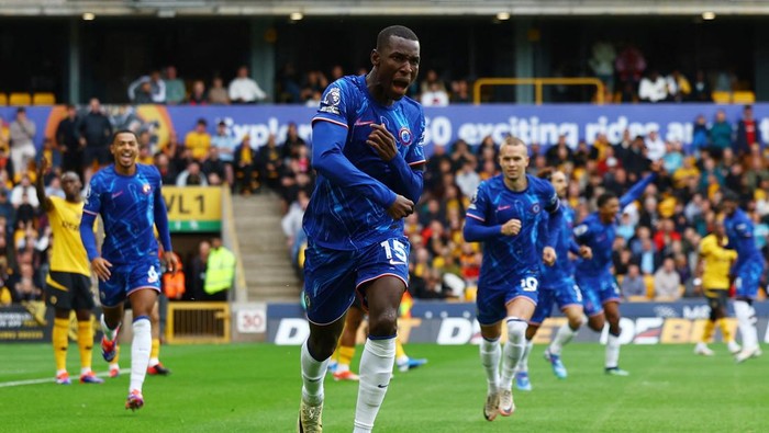 Soccer Football - Premier League - Wolverhampton Wanderers v Chelsea - Molineux Stadium, Wolverhampton, Britain - August 25, 2024 Chelseas Nicolas Jackson celebrates scoring their first goal REUTERS/Molly Darlington EDITORIAL USE ONLY. NO USE WITH UNAUTHORIZED AUDIO, VIDEO, DATA, FIXTURE LISTS, CLUB/LEAGUE LOGOS OR LIVE SERVICES. ONLINE IN-MATCH USE LIMITED TO 120 IMAGES, NO VIDEO EMULATION. NO USE IN BETTING, GAMES OR SINGLE CLUB/LEAGUE/PLAYER PUBLICATIONS. PLEASE CONTACT YOUR ACCOUNT REPRESENTATIVE FOR FURTHER DETAILS..