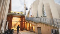 Kawasan masjid ini memiliki luas 8.000 m2 dan terdapat berbagai macam fasilitas di sekitarnya. Di kompleks Cologne Central Mosque ini terdapat area komersial seperti perbelanjaan, aula konferensi, perpustakaan, halaman dalam, hingga galeri yang terbuat dari kayu ek. Foto: Getty Images/Gerd Harder