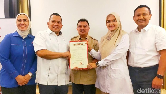 Acep Jamhuri dan Gina Fadlia Swara saat menerima berkas B1KWK dari DPP Partai Gerindra.