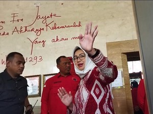 Berbaju Merah, Airin Tiba di DPP PDIP untuk Terima Rekomendasi Cagub Banten