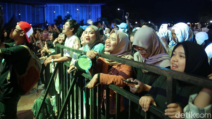 Wali jadi penutup West Java Festival 2024 di GOR Saparua, Bandung, Minggu (25/8/2024). Mereka mengajak para penonton berselawat.