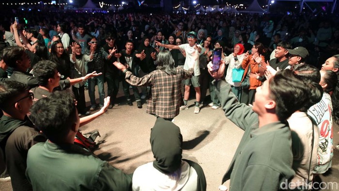 Wali jadi penutup West Java Festival 2024 di GOR Saparua, Bandung, Minggu (25/8/2024). Mereka mengajak para penonton berselawat.