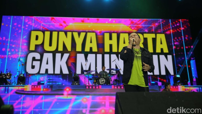 Wali jadi penutup West Java Festival 2024 di GOR Saparua, Bandung, Minggu (25/8/2024). Mereka mengajak para penonton berselawat.