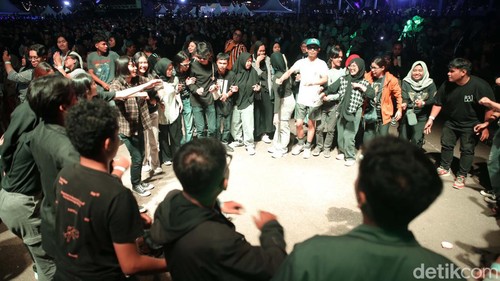Wali jadi penutup West Java Festival 2024 di GOR Saparua, Bandung, Minggu (25/8/2024). Mereka mengajak para penonton berselawat.