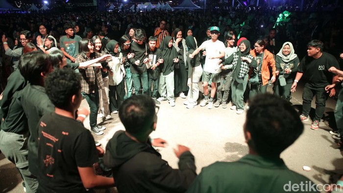 Wali jadi penutup West Java Festival 2024 di GOR Saparua, Bandung, Minggu (25/8/2024). Mereka mengajak para penonton berselawat.