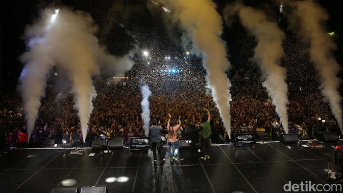Wali jadi penutup West Java Festival 2024 di GOR Saparua, Bandung, Minggu (25/8/2024). Mereka mengajak para penonton berselawat.