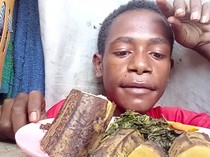 Makan Pisang hingga Daun Rebus, Aksi Mukbang Bocah Papua Ini Banjir Pujian