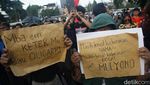 Aksi Mahasiswa Unjuk Rasa di Depan Gedung DPR