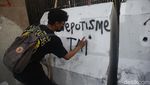 Aksi Mahasiswa Unjuk Rasa di Depan Gedung DPR