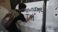 Massa berangsur membubarkan diri pada pukul 18.00 WIB. Terdengar orator dari atas mobil komando menginstruksikan massa untuk bubar.