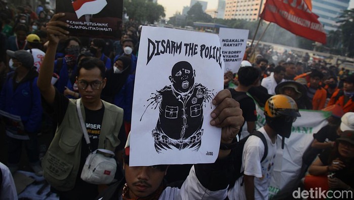 Massa mahasiswa dan elemen masyarakat berunjuk rasa di depan gedung DPR/MPR, Jl Gatot Subroto, Jakarta, Senin (26/8/2024). Mereka mendesak pemerintah dan DPR taat konstitusi terkait Pilkada serentak. Dalam aksinya, massa sempat membakar berbagai spanduk, melempar botol plastik ke dalam pagar, membawa poster tuntutan dan berorasi. Massa membubarkan diri dengan tertib sekitar pukul 18.00 WIB.