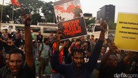 Kini pihak kepolisian melakukan sterilisasi memastikan massa aksi sudah bubar sepenuhnya.