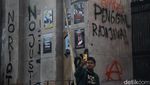 Aksi Mahasiswa Unjuk Rasa di Depan Gedung DPR