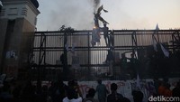 Mereka mendesak pemerintah dan DPR taat konstitusi terkait Pilkada serentak.