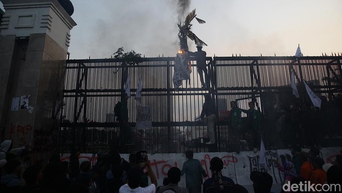 Massa mahasiswa dan elemen masyarakat berunjuk rasa di depan gedung DPR/MPR, Jl Gatot Subroto, Jakarta, Senin (26/8/2024). Mereka mendesak pemerintah dan DPR taat konstitusi terkait Pilkada serentak. Dalam aksinya, massa sempat membakar berbagai spanduk, melempar botol plastik ke dalam pagar, membawa poster tuntutan dan berorasi. Massa membubarkan diri dengan tertib sekitar pukul 18.00 WIB.
